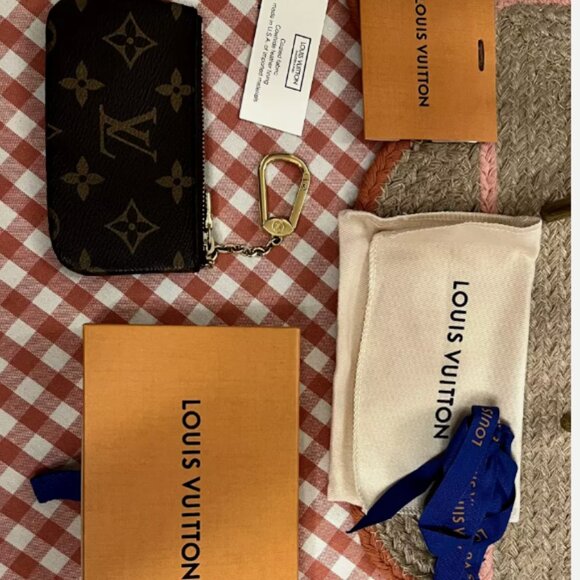 Louis Vuitton 2018 LV Monogram Key Holder - Picture 4 of 12